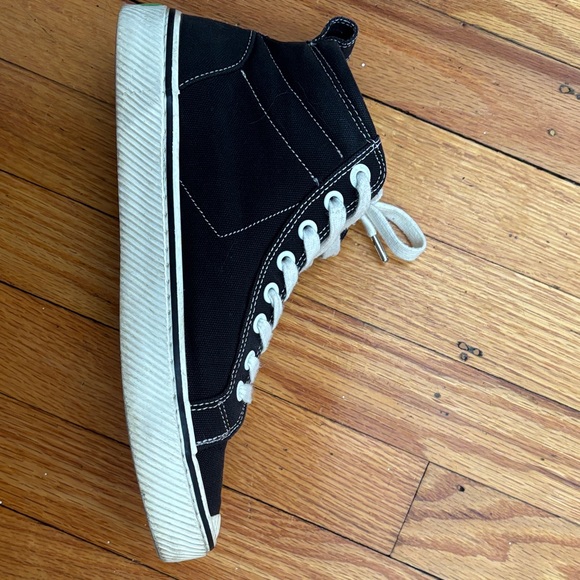 Cariuma Black and White Unisex High-Top Sneakers - Picture 5 of 6